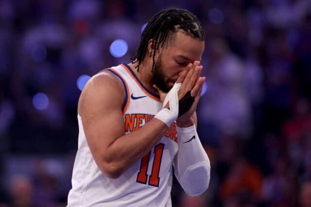 NOVA IORQUE, NOVA IORQUE - 19 DE MAIO: Jalen Brunson # 11 do New York Knicks atravessa a quadra antes do jogo sete dos playoffs da segunda rodada da Conferência Leste contra o Indiana Pacers no Madison Square Garden em 19 de maio de 2024 na cidade de Nova York.  NOTA AO USUÁRIO: O Usuário reconhece e concorda expressamente que, ao baixar e/ou usar esta fotografia, o Usuário está concordando com os termos e condições do Contrato de Licença da Getty Images. 