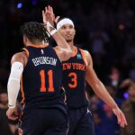 NOVA IORQUE, NOVA IORQUE - 08 DE MAIO: Jalen Brunson # 11 high fives Josh Hart # 3 do New York Knicks após o segundo jogo dos playoffs da segunda rodada da Conferência Leste contra o Indiana Pacers no Madison Square Garden em 8 de maio de 2024 em Nova York Cidade.  NOTA AO USUÁRIO: O Usuário reconhece e concorda expressamente que, ao baixar e/ou usar esta fotografia, o Usuário está concordando com os termos e condições do Contrato de Licença da Getty Images.