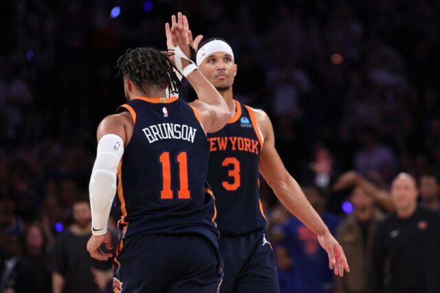 NOVA IORQUE, NOVA IORQUE - 08 DE MAIO: Jalen Brunson # 11 high fives Josh Hart # 3 do New York Knicks após o segundo jogo dos playoffs da segunda rodada da Conferência Leste contra o Indiana Pacers no Madison Square Garden em 8 de maio de 2024 em Nova York Cidade.  NOTA AO USUÁRIO: O Usuário reconhece e concorda expressamente que, ao baixar e/ou usar esta fotografia, o Usuário está concordando com os termos e condições do Contrato de Licença da Getty Images. 