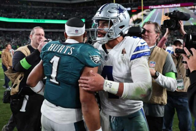 FILADÉLFIA, PENSILVÂNIA - 05 DE NOVEMBRO: Jalen Hurts # 1 do Philadelphia Eagles e Dak Prescott # 4 do Dallas Cowboys se abraçam após o jogo no Lincoln Financial Field em 05 de novembro de 2023 na Filadélfia, Pensilvânia. 