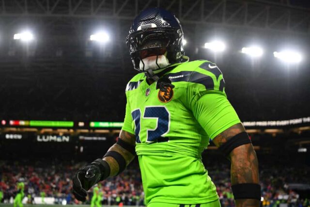 SEATTLE, WASHINGTON - 23 DE NOVEMBRO: Jamal Adams nº 33 do Seattle Seahawks se aquece antes de um jogo contra o San Francisco 49ers no Lumen Field em 23 de novembro de 2023 em Seattle, Washington. 