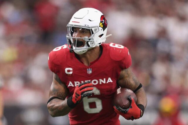 GLENDALE, ARIZONA - 24 DE SETEMBRO: O running back James Conner nº 6 do Arizona Cardinals corre o futebol contra o Dallas Cowboys durante o jogo da NFL no State Farm Stadium em 24 de setembro de 2023 em Glendale, Arizona.  Os Cardinals derrotaram os Cowboys por 28-16. 