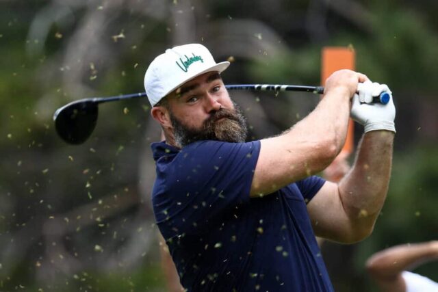 STATELINE, NEVADA - 13 DE JULHO: O ex-jogador de futebol americano da NFL Jason Kelce acerta sua camiseta no buraco 18 no segundo dia do American Century Championship de 2024 no Edgewood Tahoe Golf Course em 13 de julho de 2024 em Stateline, Nevada.