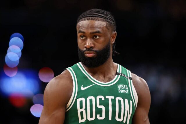 BOSTON, MASSACHUSETTS - 17 DE JUNHO: Jaylen Brown nº 7 do Boston Celtics observa durante o segundo quarto do jogo cinco das finais da NBA de 2024 contra o Dallas Mavericks no TD Garden em 17 de junho de 2024 em Boston, Massachusetts.  NOTA AO USUÁRIO: O Usuário reconhece e concorda expressamente que, ao baixar e/ou usar esta fotografia, o Usuário está concordando com os termos e condições do Contrato de Licença da Getty Images.