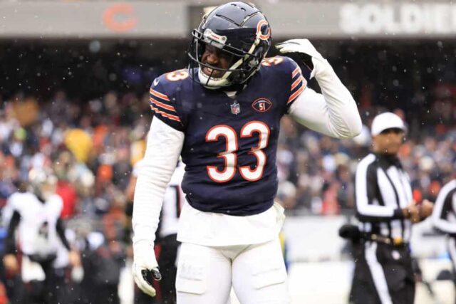 CHICAGO, ILLINOIS - 31 DE DEZEMBRO: Jaylon Johnson nº 33 do Chicago Bears reage após uma jogada durante o primeiro tempo contra o Atlanta Falcons no Soldier Field em 31 de dezembro de 2023 em Chicago, Illinois. 