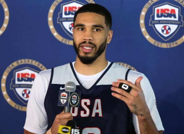 LAS VEGAS, NEVADA - 08 DE JULHO: Jayson Tatum nº 10 da Seleção Nacional Masculina de Basquete dos EUA de 2024 fala com membros da mídia após uma sessão de treinos durante o campo de treinamento da equipe no Mendenhall Center na UNLV em 08 de julho de 2024 em Las Vegas, Nevada.