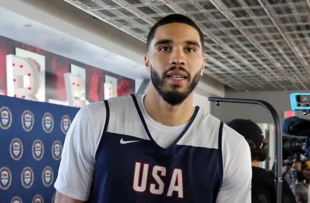 LAS VEGAS, NEVADA - 08 DE JULHO: Jayson Tatum nº 10 da Seleção Nacional Masculina de Basquete dos EUA de 2024 sai de uma entrevista coletiva após uma sessão de treinos durante o campo de treinamento da equipe no Mendenhall Center na UNLV em 08 de julho de 2024 em Las Vegas, Nevada. 