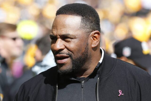 PITTSBURGH, PENSILVÂNIA - 08 DE OUTUBRO: Jerome Bettis, ex-jogador do Pittsburgh Steelers, observa antes de um jogo contra o Baltimore Ravens no Acrisure Stadium em 08 de outubro de 2023 em Pittsburgh, Pensilvânia