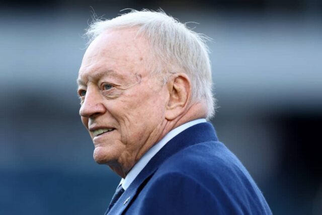 FILADÉLFIA, PENSILVÂNIA - 05 DE NOVEMBRO: O proprietário Jerry Jones do Dallas Cowboys observa durante o primeiro tempo do jogo contra o Philadelphia Eagles no Lincoln Financial Field em 05 de novembro de 2023 na Filadélfia, Pensilvânia.