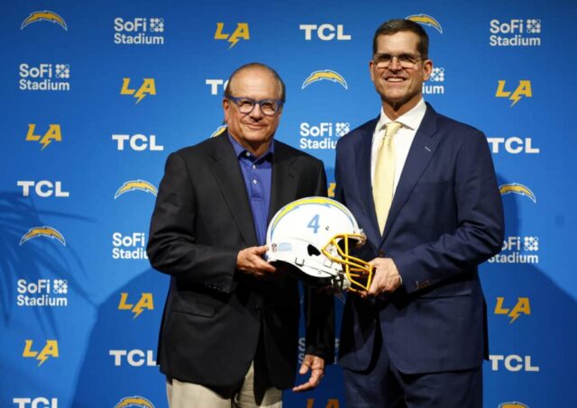 INGLEWOOD, CALIFÓRNIA - 01 DE FEVEREIRO: (LR) O proprietário e presidente do conselho Dean Spanos e o recém-nomeado técnico Jim Harbaugh do Los Angeles Chargers posam durante uma coletiva de imprensa no YouTube Theatre em 1 de fevereiro de 2024 em Inglewood, Califórnia.