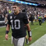 Jimmy Garoppolo, nº 10 do Las Vegas Raiders, sai de campo no primeiro tempo contra o New England Patriots no Allegiant Stadium em 15 de outubro de 2023 em Las Vegas, Nevada.