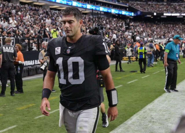 Jimmy Garoppolo, nº 10 do Las Vegas Raiders, sai de campo no primeiro tempo contra o New England Patriots no Allegiant Stadium em 15 de outubro de 2023 em Las Vegas, Nevada.