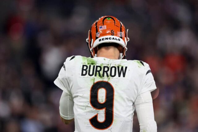 BALTIMORE, MARYLAND - 16 DE NOVEMBRO: Joe Burrow # 9 do Cincinnati Bengals enfrenta o Baltimore Ravens durante o segundo quarto do jogo no M&T Bank Stadium em 16 de novembro de 2023 em Baltimore, Maryland.