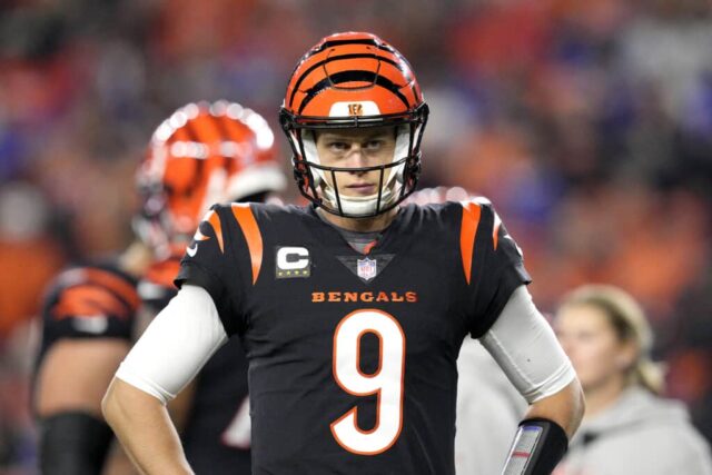 Joe Burrow #9 do Cincinnati Bengals reage durante o segundo quarto contra o Buffalo Bills no Paycor Stadium em 5 de novembro de 2023 em Cincinnati, Ohio.