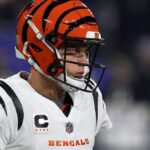 O quarterback Joe Burrow nº 9 do Cincinnati Bengals entra em campo antes do início do jogo Bengals e Baltimore Ravens no M&T Bank Stadium em 16 de novembro de 2023 em Baltimore, Maryland.