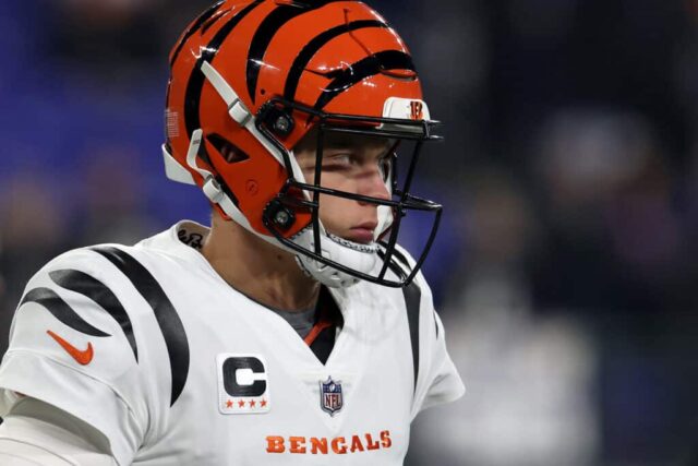 O quarterback Joe Burrow nº 9 do Cincinnati Bengals entra em campo antes do início do jogo Bengals e Baltimore Ravens no M&T Bank Stadium em 16 de novembro de 2023 em Baltimore, Maryland.