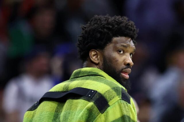 FILADÉLFIA, PENSILVÂNIA - 05 DE FEVEREIRO: Joel Embiid # 21 do Philadelphia 76ers reage durante o quarto período contra o Dallas Mavericks no Wells Fargo Center em 05 de fevereiro de 2024 na Filadélfia, Pensilvânia.  NOTA AO USUÁRIO: O Usuário reconhece e concorda expressamente que, ao baixar e/ou usar esta fotografia, o Usuário está concordando com os termos e condições do Contrato de Licença da Getty Images.