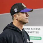 SANTA CLARA, CALIFÓRNIA - 25 DE DEZEMBRO: O técnico John Harbaugh do Baltimore Ravens observa antes de um jogo contra o San Francisco 49ers no Levi's Stadium em 25 de dezembro de 2023 em Santa Clara, Califórnia.