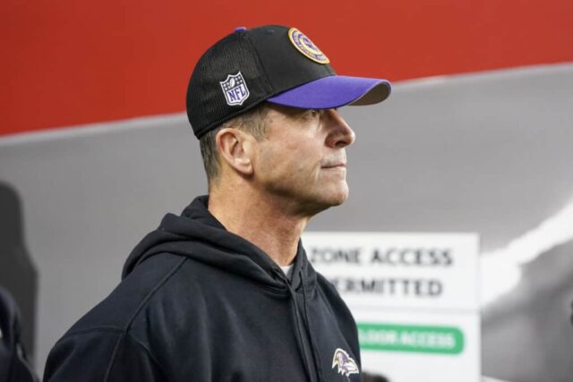 SANTA CLARA, CALIFÓRNIA - 25 DE DEZEMBRO: O técnico John Harbaugh do Baltimore Ravens observa antes de um jogo contra o San Francisco 49ers no Levi's Stadium em 25 de dezembro de 2023 em Santa Clara, Califórnia.