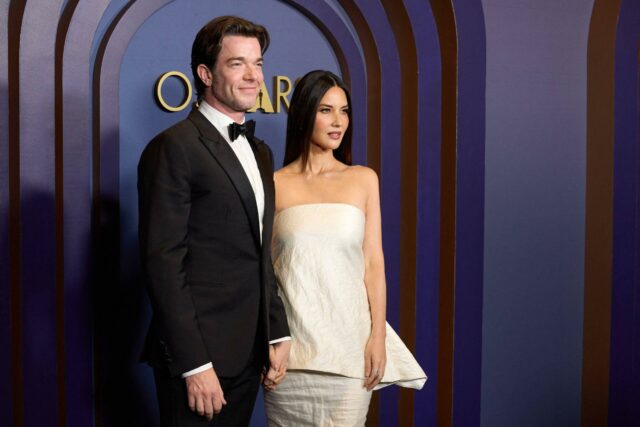 John Mulaney e Olivia Munn no Governors Awards 2024