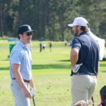 STATELINE, NEVADA - 12 DE JULHO: O ator Miles Teller, à esquerda, e o quarterback do Buffalo Bills, Josh Allen, durante o ACC Celebrity Golf Championship apresentado pela American Century Investments no Edgewood Tahoe Golf Course em 12 de julho de 2024 em Stateline, Nevada.