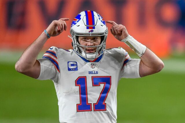 O quarterback do Buffalo Bills, Josh Allen (17), comanda o ataque contra o Denver Broncos durante um jogo da NFL entre o Denver Broncos e o Buffalo Bills no Empower Field em Mile High em 19 de dezembro de 2020 em Denver, Colorado.