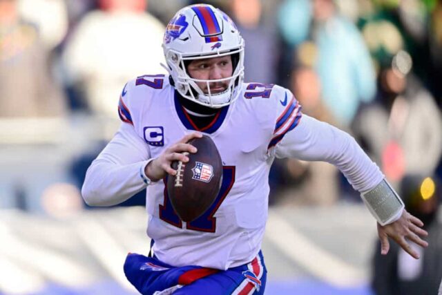 Josh Allen, número 17 do Buffalo Bills, luta durante o segundo tempo do jogo contra o Chicago Bears no Soldier Field em 24 de dezembro de 2022 em Chicago, Illinois.