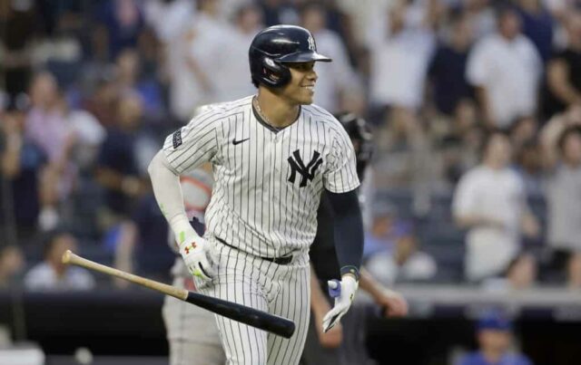 NOVA IORQUE, NOVA IORQUE - 24 DE JULHO: Juan Soto nº 22 do New York Yankees reage após acertar um home run no terceiro turno contra o New York Mets no Yankee Stadium em 24 de julho de 2024 na cidade de Nova York.