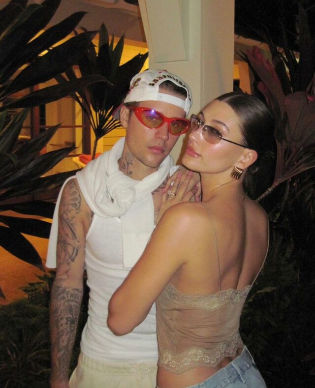 Justin e Hailey Bieber exibem look fashion dos anos 90