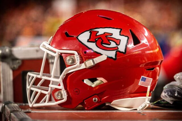 O capacete do Kansas City Chiefs fica no banco durante o jogo contra o Houston Texans em 12 de janeiro de 2019 no Arrowhead Stadium em Kansas City, Missouri.