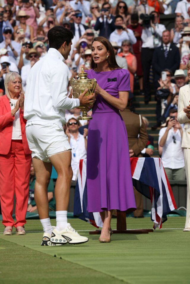 Catherine, Princesa de Gales (Kate Middleton), Patrona da AELTC, entrega o Gentlemen's Singles Trophy a Carlos Alcaraz da Espanha após sua vitória na final masculina de Wimbledon de 2024