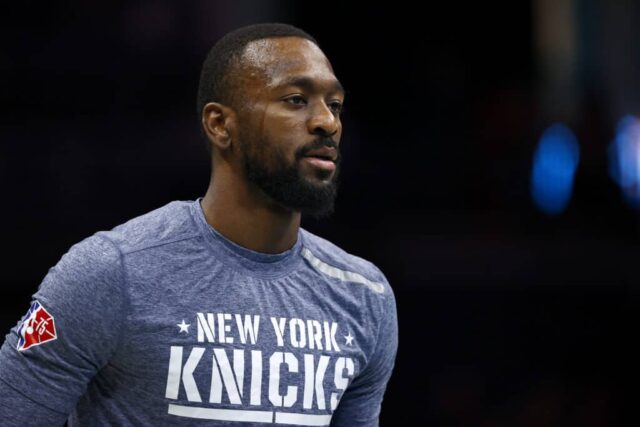 Kemba Walker nº 8 do New York Knicks observa antes do primeiro tempo do jogo contra o Charlotte Hornets no Spectrum Center em 12 de novembro de 2021 em Charlotte, Carolina do Norte.  NOTA AO USUÁRIO: O Usuário reconhece e concorda expressamente que, ao baixar e/ou usar esta fotografia, o Usuário está concordando com os termos e condições do Contrato de Licença da Getty Images.