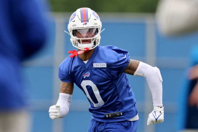 ORCHARD PARK, NOVA IORQUE - 11 DE JUNHO: Keon Coleman # 0 dos looks do Buffalo Bills durante o minicamp do Bills em 11 de junho de 2024 em Orchard Park, Nova York.