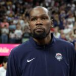 LAS VEGAS, NEVADA - 10 DE JULHO: Kevin Durant nº 7 dos Estados Unidos entra na quadra após a vitória do time por 86-72 sobre o Canadá em seu jogo de exibição antes dos Jogos Olímpicos de Paris na T-Mobile Arena em 10 de julho de 2024 em Las Vegas, Nevada.