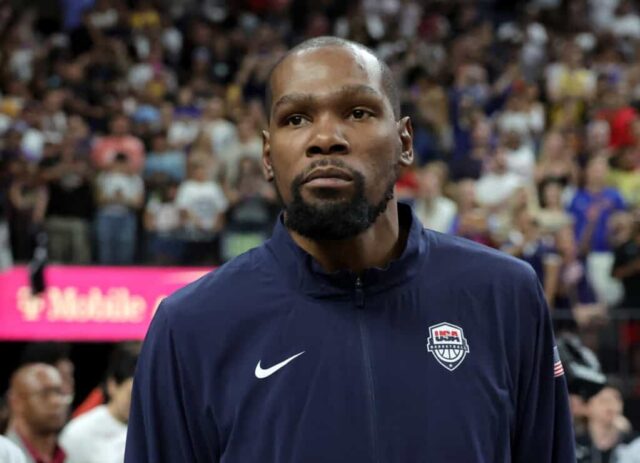 LAS VEGAS, NEVADA - 10 DE JULHO: Kevin Durant nº 7 dos Estados Unidos entra na quadra após a vitória do time por 86-72 sobre o Canadá em seu jogo de exibição antes dos Jogos Olímpicos de Paris na T-Mobile Arena em 10 de julho de 2024 em Las Vegas, Nevada.