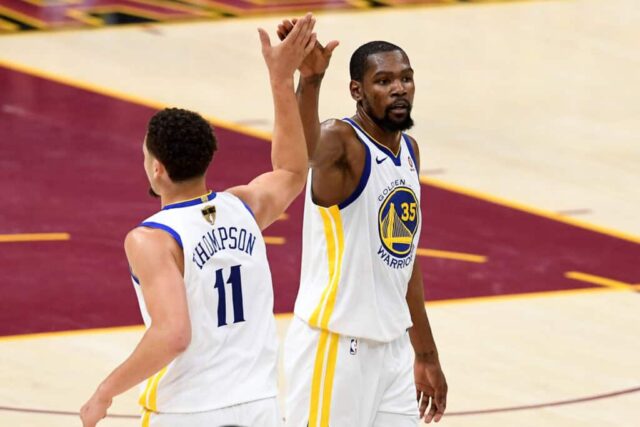 CLEVELAND, OH - 08 DE JUNHO: Klay Thompson nº 11 e Kevin Durant nº 35 do Golden State Warriors reagem após uma jogada no segundo tempo contra o Cleveland Cavaliers durante o jogo quatro das finais da NBA de 2018 na Quicken Loans Arena em 8 de junho de 2018 em Cleveland, Ohio.  NOTA AO USUÁRIO: O Usuário reconhece e concorda expressamente que, ao baixar e/ou usar esta fotografia, o Usuário está concordando com os termos e condições do Contrato de Licença da Getty Images. 