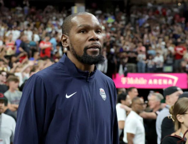 LAS VEGAS, NEVADA - 10 DE JULHO: Kevin Durant nº 7 dos Estados Unidos entra na quadra após a vitória do time por 86-72 sobre o Canadá em seu jogo de exibição antes dos Jogos Olímpicos de Paris na T-Mobile Arena em 10 de julho de 2024 em Las Vegas, Nevada.