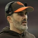 HOUSTON, TEXAS - 13 DE JANEIRO: O técnico Kevin Stefanski do Cleveland Browns enfrenta o Houston Texans durante o segundo quarto nos Playoffs AFC Wild Card no NRG Stadium em 13 de janeiro de 2024 em Houston, Texas.