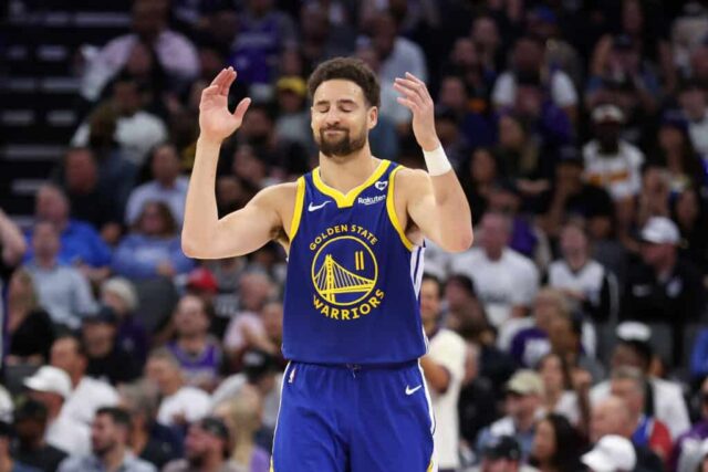 SACRAMENTO, CALIFÓRNIA - 16 DE ABRIL: Klay Thompson nº 11 do Golden State Warriors reage após errar um chute contra o Sacramento Kings no segundo tempo durante o torneio Play-In no Golden 1 Center em 16 de abril de 2024 em Sacramento, Califórnia.  NOTA AO USUÁRIO: O Usuário reconhece e concorda expressamente que, ao baixar e/ou usar esta fotografia, o Usuário está concordando com os termos e condições do Contrato de Licença da Getty Images. 