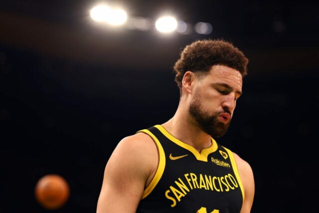 BOSTON, MASSACHUSETTS - 03 DE MARÇO: Klay Thompson nº 11 do Golden State Warriors reage durante o primeiro quarto do jogo contra o Boston Celtics no TD Garden em 03 de março de 2024 em Boston, Massachusetts.  NOTA AO USUÁRIO: O usuário reconhece e concorda expressamente que, ao baixar e/ou usar esta fotografia, o usuário concorda com os termos e condições do Contrato de Licença da Getty Images.