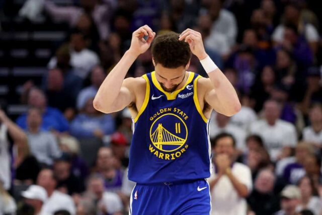 SACRAMENTO, CALIFÓRNIA - 16 DE ABRIL: Klay Thompson nº 11 do Golden State Warriors reage após errar um chute contra o Sacramento Kings no segundo tempo durante o torneio Play-In no Golden 1 Center em 16 de abril de 2024 em Sacramento, Califórnia.  NOTA AO USUÁRIO: O Usuário reconhece e concorda expressamente que, ao baixar e/ou usar esta fotografia, o Usuário está concordando com os termos e condições do Contrato de Licença da Getty Images. 