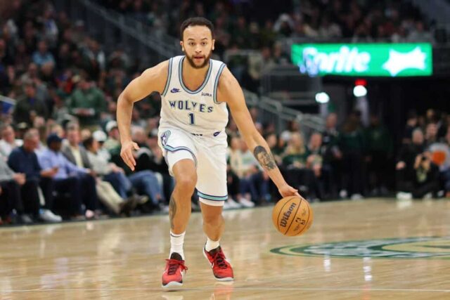 MILWAUKEE, WISCONSIN - FEVEREIRO 08: Kyle Anderson # 1 do Minnesota Timberwolves segura a bola durante um jogo contra o Milwaukee Bucks no Fiserv Forum em 08 de fevereiro de 2024 em Milwaukee, Wisconsin.  NOTA AO USUÁRIO: O Usuário reconhece e concorda expressamente que, ao baixar e/ou usar esta fotografia, o Usuário está concordando com os termos e condições do Contrato de Licença da Getty Images. 