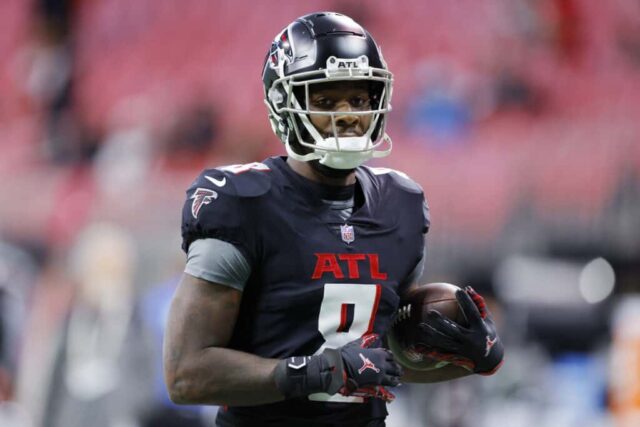 Kyle Pitts # 8 do Atlanta Falcons aquece contra o Carolina Panthers no Mercedes-Benz Stadium em 30 de outubro de 2022 em Atlanta, Geórgia.