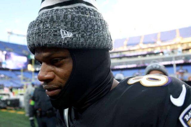 BALTIMORE, MARYLAND - 31 DE DEZEMBRO: O quarterback Lamar Jackson nº 8 do Baltimore Ravens sai de campo após a vitória dos Ravens sobre o Miami Dolphins no M&T Bank Stadium em 31 de dezembro de 2023 em Baltimore, Maryland.