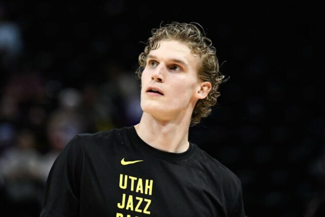 SALT LAKE CITY, UTAH - FEVEREIRO 25: Lauri Markkanen # 23 do Utah Jazz observa antes de um jogo contra o San Antonio Spurs no Delta Center em 25 de fevereiro de 2024 em Salt Lake City, Utah.  NOTA AO USUÁRIO: O Usuário reconhece e concorda expressamente que, ao baixar e/ou usar esta fotografia, o Usuário está concordando com os termos e condições do Contrato de Licença da Getty Images. 