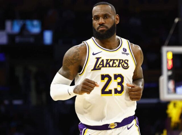 LOS ANGELES, CALIFÓRNIA - 10 DE MARÇO: LeBron James # 23 do Los Angeles Lakers no segundo tempo na Crypto.com Arena em 10 de março de 2024 em Los Angeles, Califórnia.  NOTA AO USUÁRIO: O usuário reconhece e concorda expressamente que, ao baixar e/ou usar esta fotografia, o usuário concorda com os termos e condições do Contrato de Licença da Getty Images.