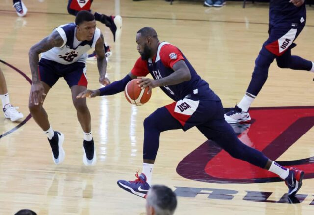 LAS VEGAS, NEVADA - 08 DE JULHO: LeBron James nº 6 da Seleção Nacional Masculina de Basquete dos EUA de 2024 dirige contra Jabari Smith Jr. nº 39 da Seleção Masculina de Basquete dos EUA de 2024 durante uma sessão de treinos no campo de treinamento da equipe no Mendenhall Center na UNLV em 8 de julho de 2024 em Las Vegas, Nevada. 