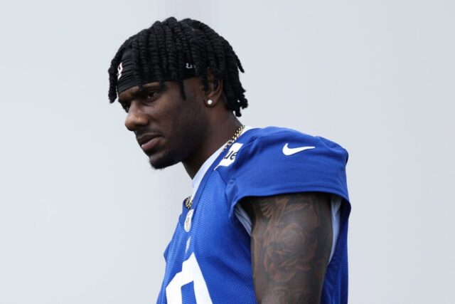 EAST RUTHERFORD, NOVA JERSEY - 30 DE MAIO: Malik Nabers # 9 do New York Giants observa durante os treinos fora de temporada da OTA no NY Giants Quest Diagnostics Training Center em 30 de maio de 2024 em East Rutherford, Nova Jersey.