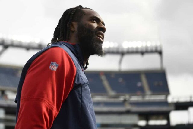 FOXBOROUGH, MASSACHUSETTS - 06 DE NOVEMBRO: Matthew Judon nº 9 do New England Patriots observa antes de um jogo contra o Indianapolis Colts no Gillette Stadium em 06 de novembro de 2022 em Foxborough, Massachusetts