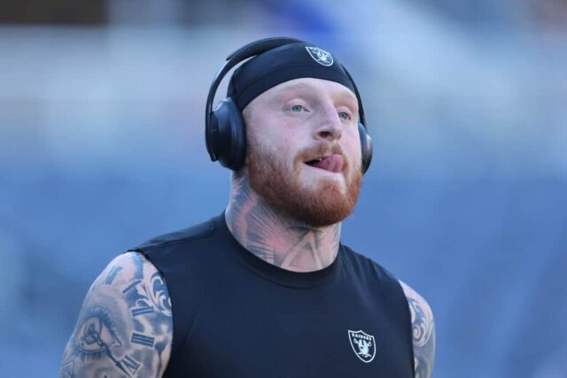 Maxx Crosby # 98 do Las Vegas Raiders observa antes do jogo contra o Chicago Bears no Soldier Field em 22 de outubro de 2023 em Chicago, Illinois.